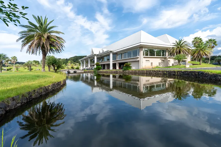 三重フェニックスゴルフコースクラブハウス外観