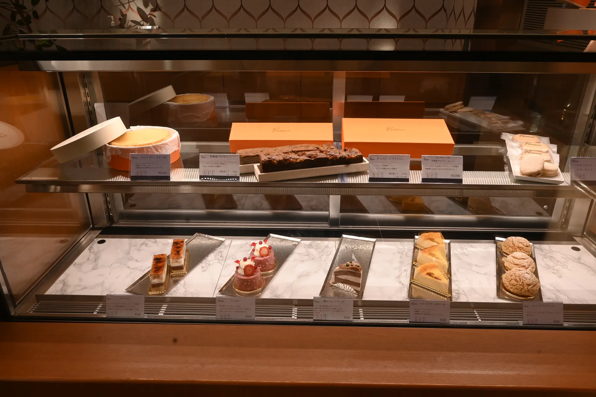 魅力的なスイーツが並ぶショーケース