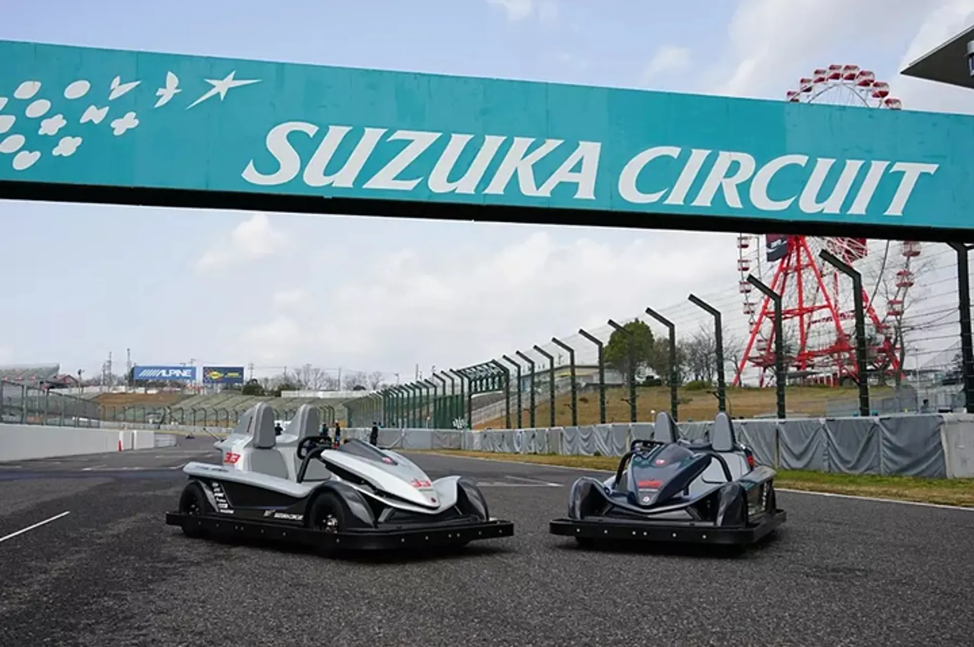 鈴鹿サーキットのレーシングコースを走る「サーキットチャレンジャー」