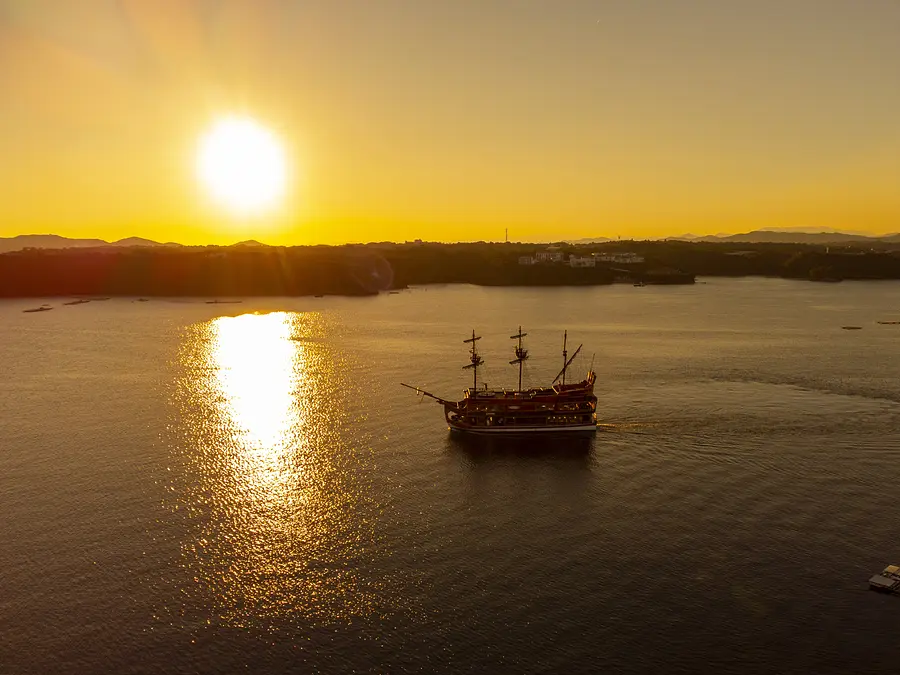 Crucero al atardecer en la bahía de Ago