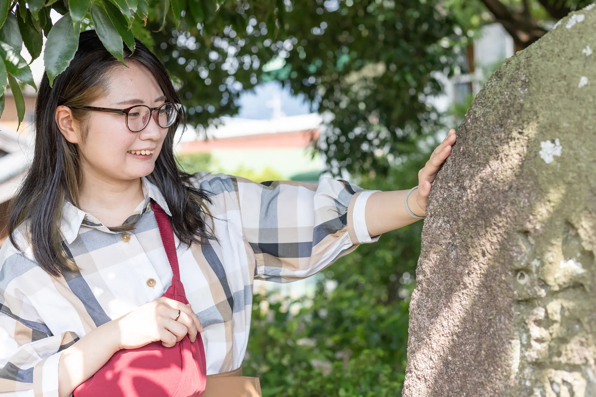 石碑に触れて歴史に思いを馳せます