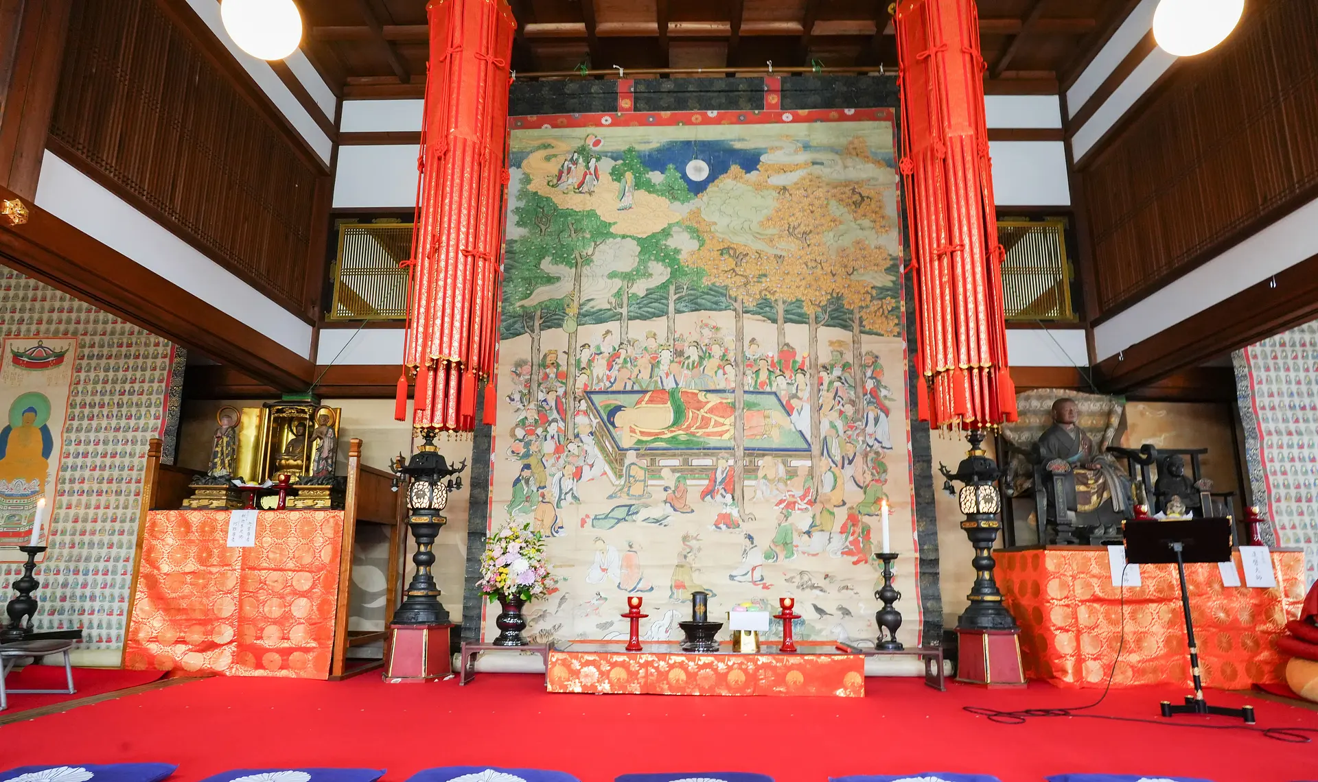 龍光寺　本堂を上から下まで埋め尽くす猫の描かれた大涅槃図