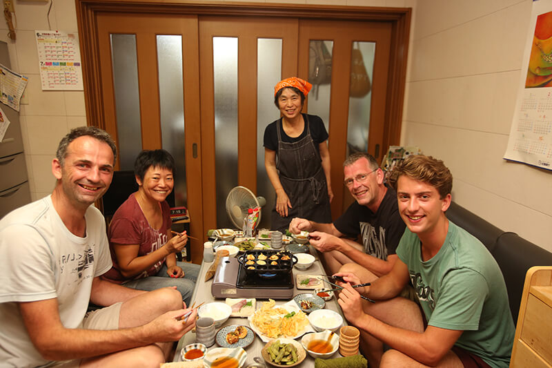 Fiesta Takoyaki con clientes extranjeros.