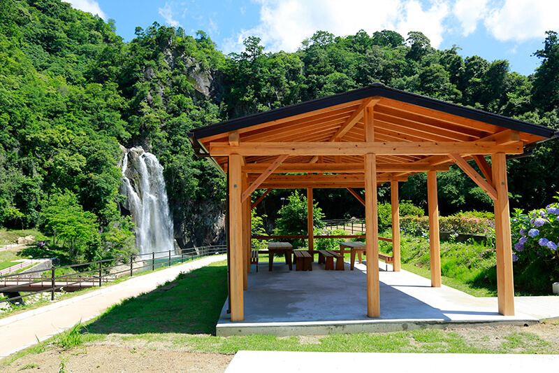 滝に併設しているキャンプ場です