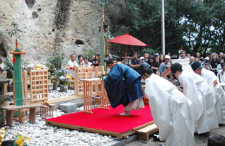Scène du festival du sanctuaire Hananokutsu