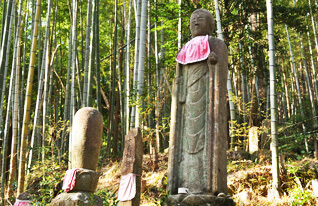 Une statue de Jizo avec une blessure par balle. La blessure date du moment où il a été pris pour un monstre et abattu.