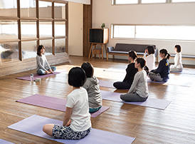 アクアイグニスの朝ヨガでココロも身体も爽快体験！ デトックス女子旅