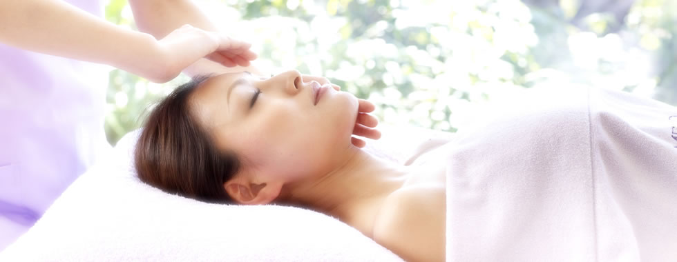 宿泊前のスキンチェックからはじまる「ビューティー＆ヘルシープログラム」はメナードならでは。