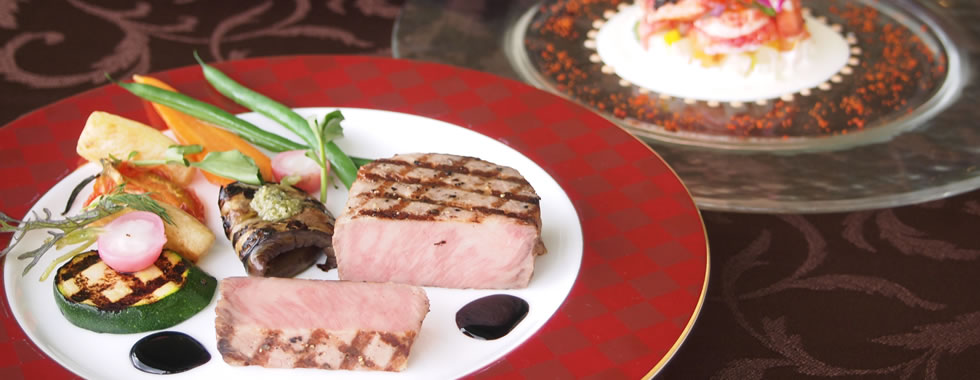 新鮮なハーブを用いた香り豊かなフレンチをはじめ、お食事はバラエティ豊かなメニュー展開。