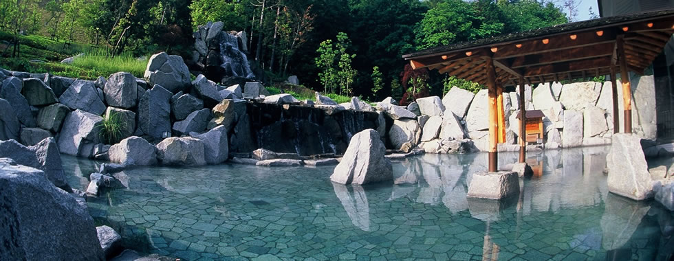 広々とした天然露天風呂。朝は野鳥のさえずり、夜は満天の星も楽しめる。