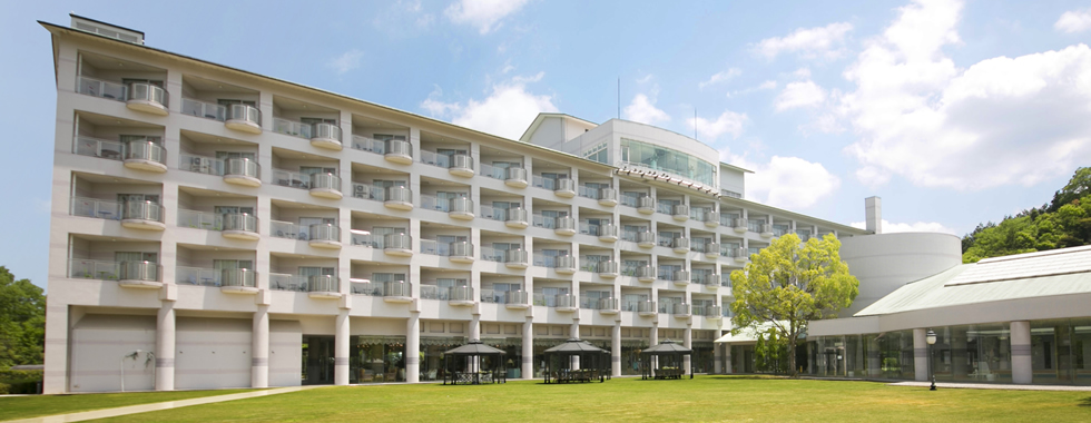 緑の芝生が一面に広がるガーデン。夏はガーデンバーベキューも人気。