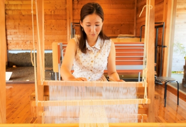 在“五宫历史体验中心（ItsukinomiyaHallforHistorical）”体验编织餐垫制作