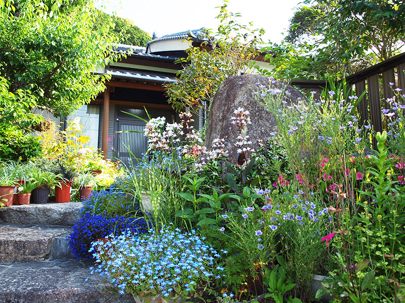 花いっぱいの庭が迎えてくれます