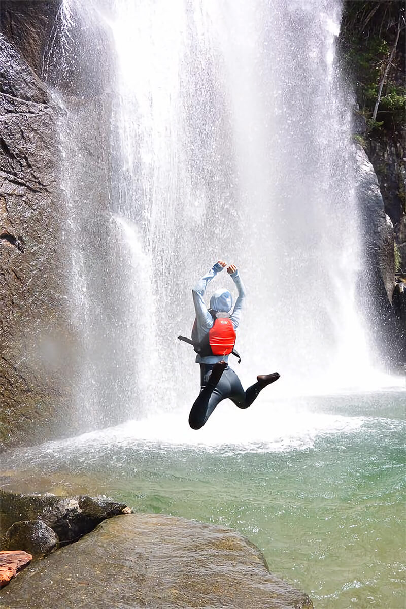 気分爽快！滝壺で川遊び