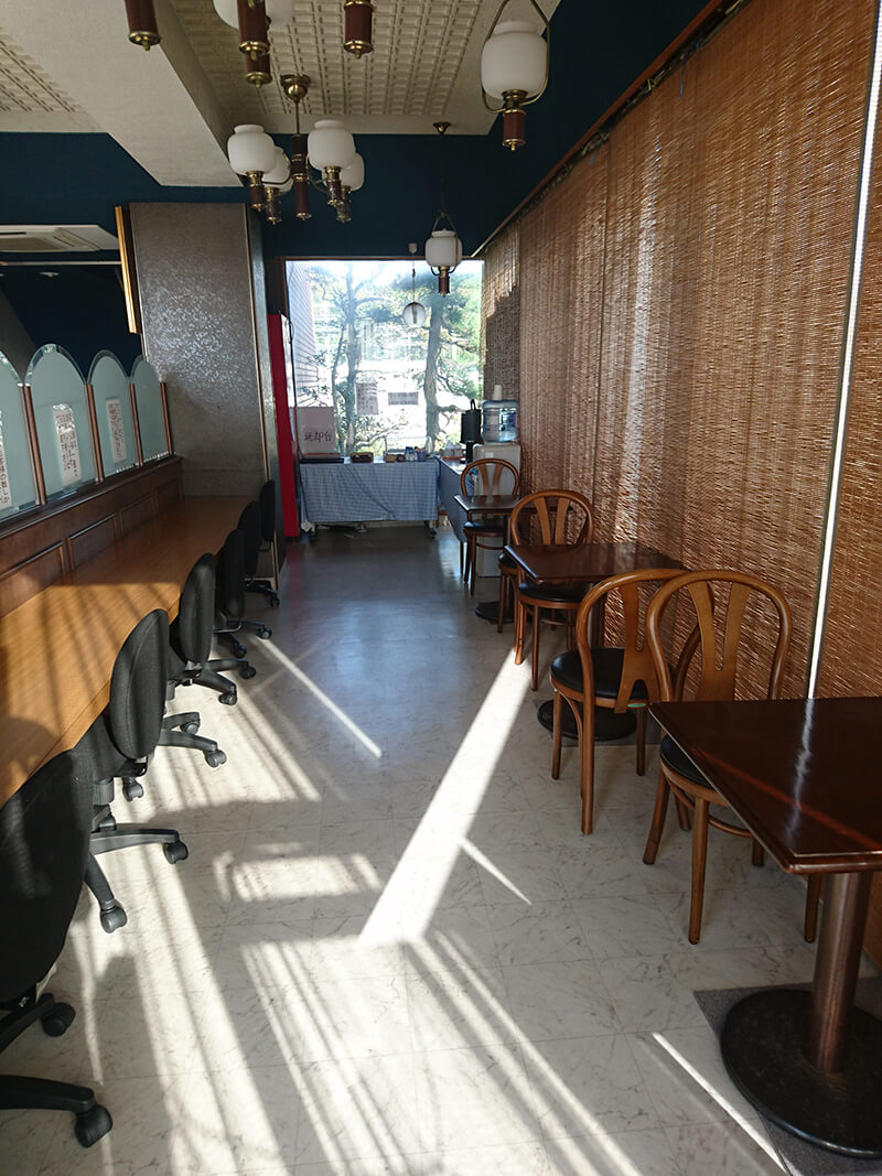 朝日の差し込む食堂