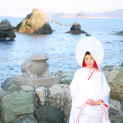 二見興玉神社　夫婦岩を背に