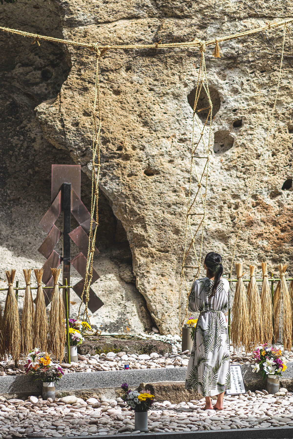 三重県の絶景「花の窟（いわや）神社」