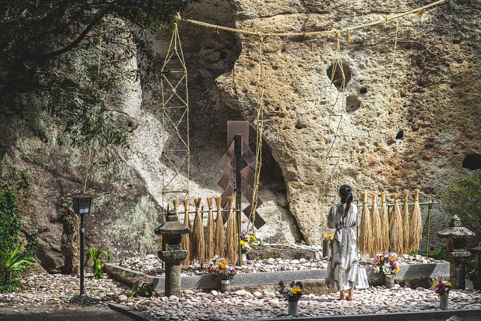 三重県の絶景「花の窟（いわや）神社」